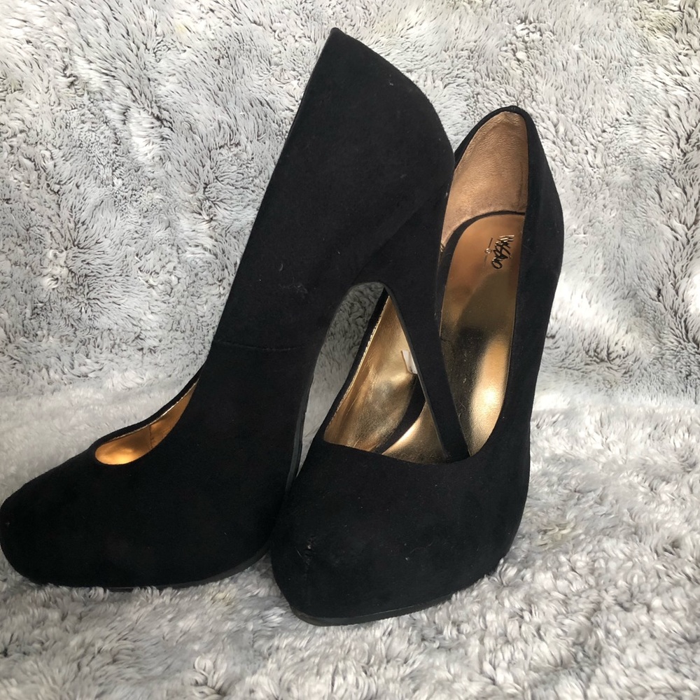 Black Pumps